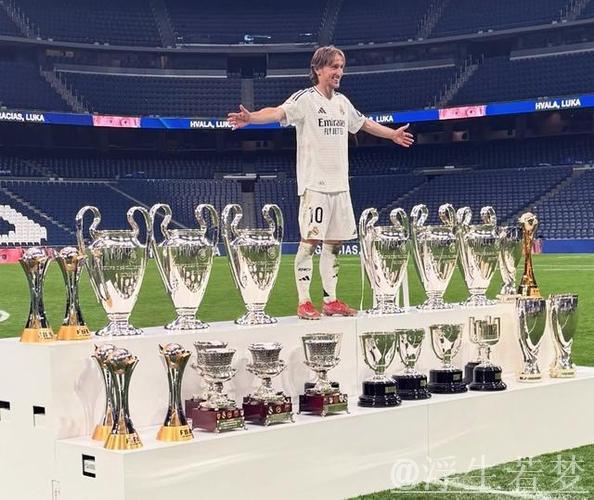 39岁魔笛告别皇马远赴圣西罗，与78岁佛爷握手承诺永不反戈