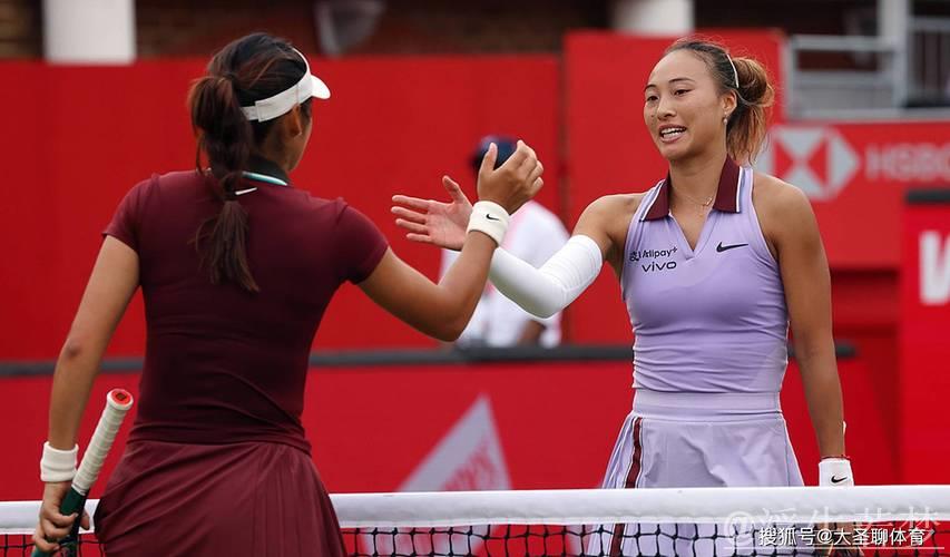 郑钦文直落两盘击败拉杜卡努 首次闯入草地赛四强